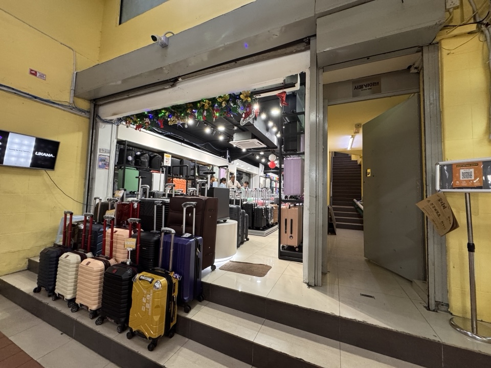 The entrance of Seoul Vibe KL located right next to a retail bag shop in Chinatown Kuala Lumpur.