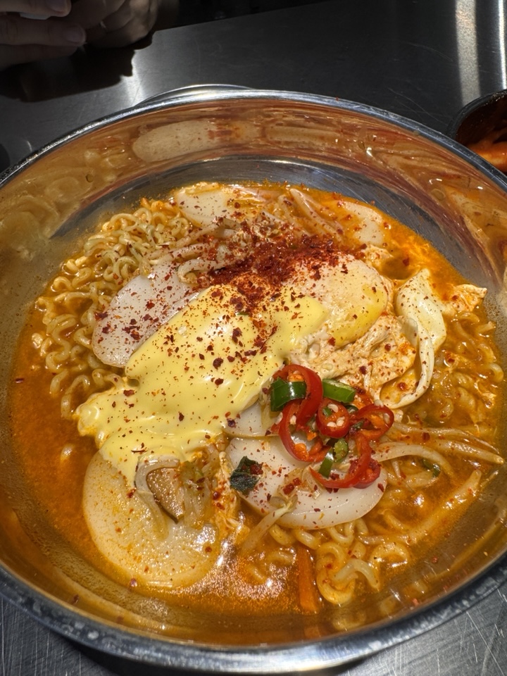 Korean spicy ramen (Ppalgyetteok) with egg and rice cakes, served al dente.